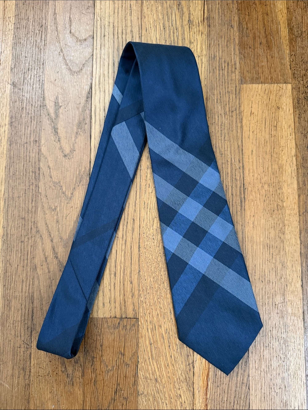Burberry navy/gray plaid patterned silk tie.